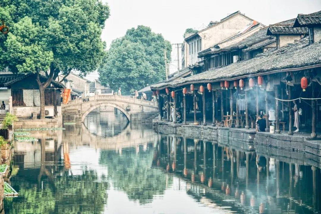 灯笼袖衬衫搭配黑色短裤,沉静又时髦,你有没有学会?-专业有问必答平台